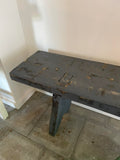 Long banc en bois patine grise