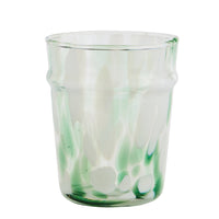 Gobelet en verre avec taches colorées