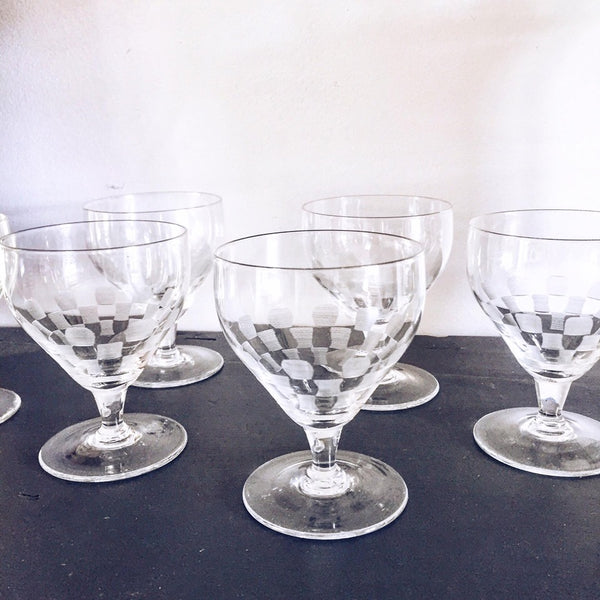 9 verres anciens motif art déco